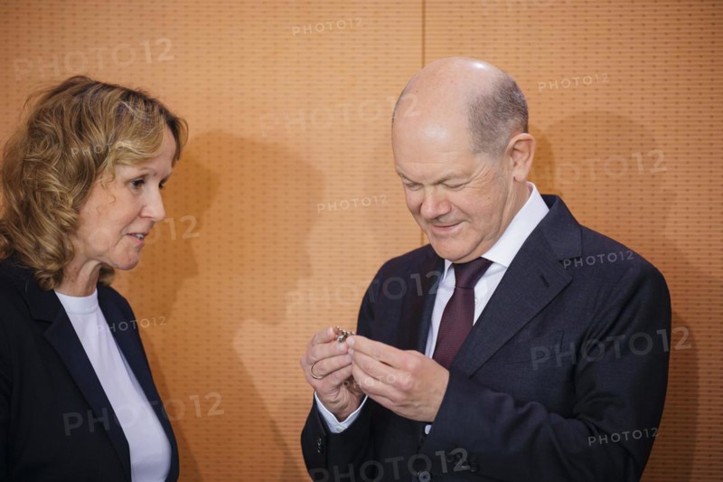 Steffi Lemke (Alliance 90/The Greens), Federal Minister for the Environment, Nature Conservation, Nuclear Safety and Consumer Protection, and Olaf Scholz (SPD), Federal Chancellor, pictured during a meeting of the Federal Cabinet. Berlin, 24.04.2024