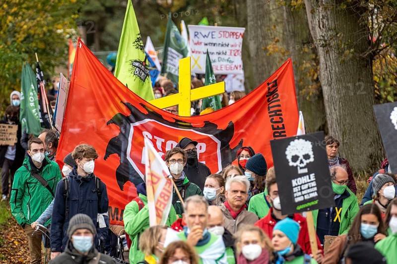 Protest action against the demolition of the village of Lützerath in the Rhenish lignite mining area, which is to make way for the expansion of the Garzweiler II open-cast mine, several thousand participants at the demonstration in Lützerath, North Rhine-Westphalia, Germany, Europe