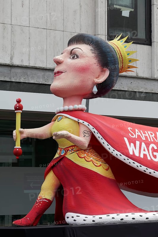 Party founder Sahra Wagenknecht as queen, drag carrier Thomas Geisel, papier-mâché figures, satirical themed float by Jacques Tilly, Rose Monday parade Düsseldorf, North Rhine-Westphalia, Germany, Europe