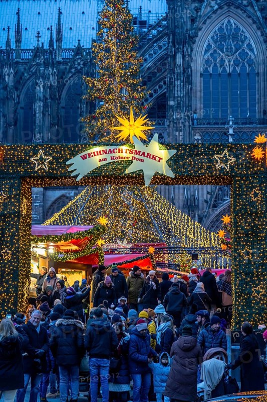 Christmas market at Roncalli Platz am Dom, in the city centre of Cologne, Sunday shopping in Cologne city centre, 1st Advent weekend, North Rhine-Westphalia, Germany, Europe