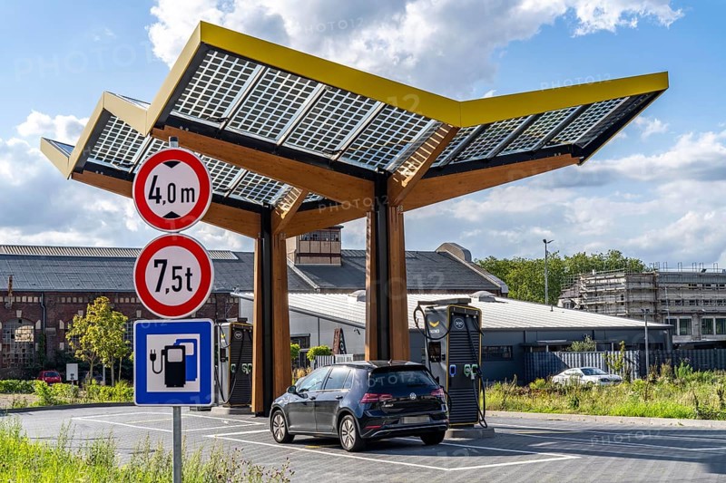 E-fuelling station on the site of the former Lohberg colliery in Dinslaken, 4 300 kW fast-charging columns, from the provider Fastend, the charging current comes from renewable energies, part of it from the photovoltaic roof of the e-fuelling station, North Rhine-Westphalia, Germany, Europe