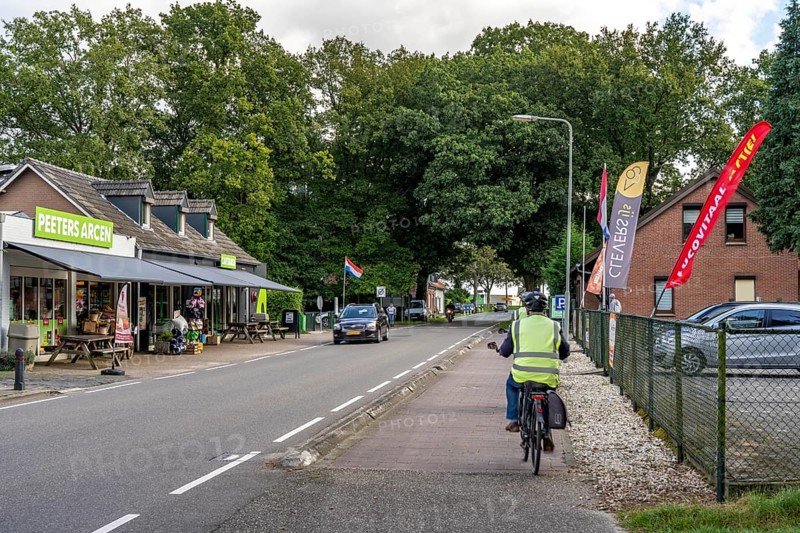 Green border, border crossing without controls, north of Straelen near Arcen NL, from the Netherlands to Germany, small supermarket and snack bar directly at the border, North Rhine-Westphalia, Germany, Europe