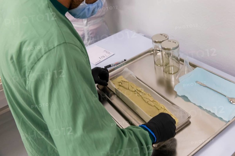 DEU/Saxony/Ebersbach The Saxon cannabis producer Demecan is now the first German company to be authorised to cultivate medicinal cannabis indefinitely under the new Cannabis Act. The company had been authorised to produce since 2019, albeit subject to conditions such as a maximum production quantity or regulated distribution. These conditions will now no longer apply, which will improve the supply situation for medicinal cannabis. The Federal Government Commissioner for Addiction and Drug Issues Burkhard Blienert and Health Minister Petra Köpping took a tour of the production facility to find out more about the production of medicinal cannabis., Federal Drug Commissioner Burghard Blienert and Health Minister Petra Köpping visit Saxon cannabis producer Demecan, Ebersbach, Saxony, Germany, Europe
