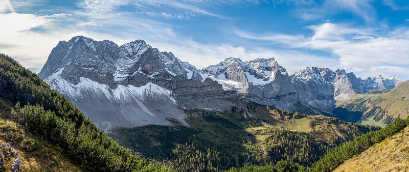 Mountain panorama with steep rocky peaks, view of Laliderspitze, Dreizinkenspitze and Spritzkarspitze peaks, Hahnkampl peak, Engtal, Karwendel, Tyrol, Austria, Europe