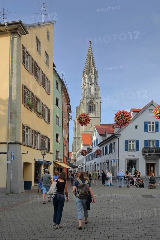 Pedestrian zone and people with a view of Münster Unserer Lieben Frau, Constance, Obersee, Lake Constance, Lake Constance area, Baden-Württemberg, Germany, Europe