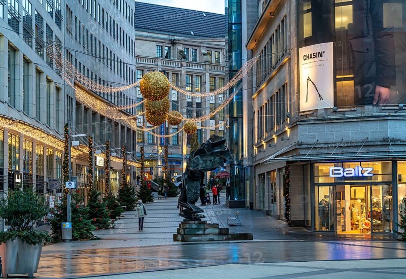 The city centre of Bochum, on the day of the opening of the Christmas light decorations, usually also of the Christmas market, which remained closed due to the 2nd Corona crisis lockdown, empty shopping streets, Bochum, North Rhine-Westphalia, Germany, compulsory masks in the city centre, Europe
