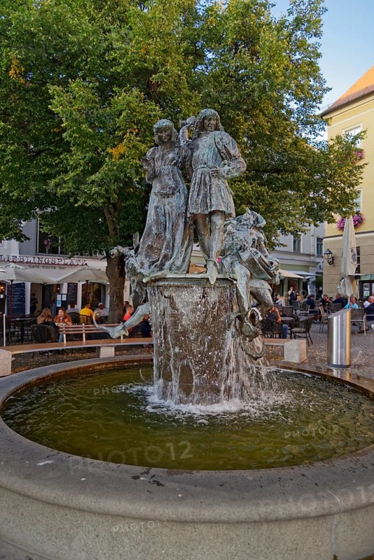 Wedding fountain with people and cafés in the background, market square, Amberg, Upper Palatinate, Bavaria, Germany, Europe