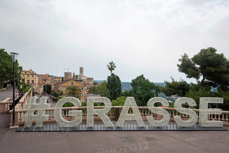 Lettering #Grasse, behind it the building of the perfume manufacturer Fragonard, Grasse, Département Alpes-Maritimes, France, Europe