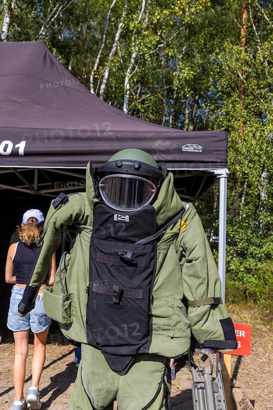 The Oberlausitz military training area opened its Tor tor to thousands of visitors for the Open Day at the Oberlausitz military training area to give them an insight behind the scenes of the Bundeswehr in Saxony. The soldiers present a variety of large and small equipment and impressively demonstrate what they are capable of. Protective bomb suit for mine clearance, open day at the Oberlausitz military training area, Weißkeißel, Saxony, Germany, Europe