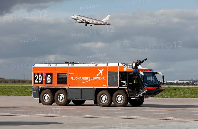 Airport fire brigade fire engine on the BER tarmac during an EASA emergency exercise. Emergency services rehearsed an emergency in the aviation security area. The airport company rehearsed for an emergency together with the federal police and fire brigade as part of an emergency exercise, Schönefeld, 11 October 2022
