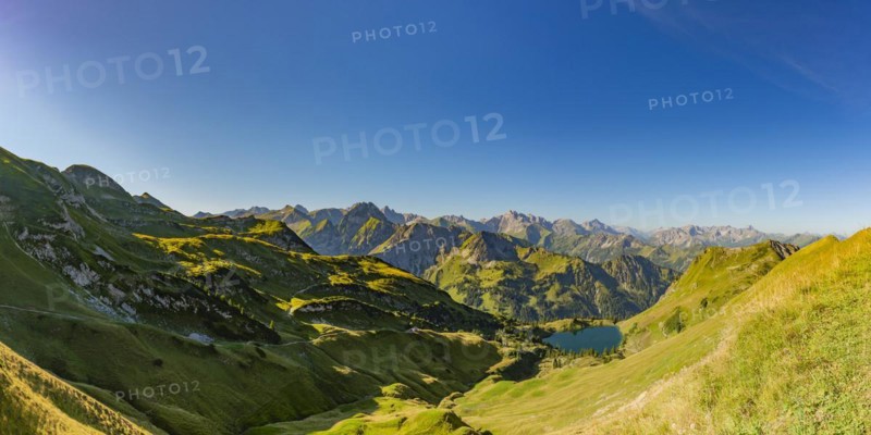 Mountain panorama from Zeigersattel to Seealpsee, on the left Höfats 2259m, Allgäu Alps, Allgäu, Bavaria, Germany, Europe