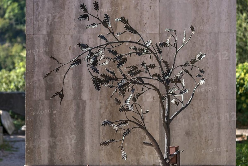 Wrought-iron tree with leaves on a grave, Staglieno Monumental Cemetery, Cimitero Monumentale di Staglieno, Piazzale Giovanni Battista Resasco, Genoa, Italy, Europe
