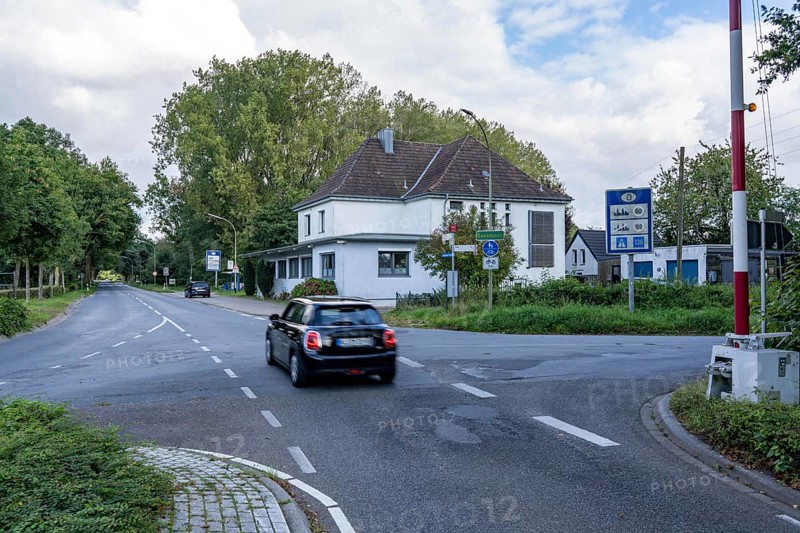 Green border, Siebengewald-Gaesdonck border crossing, south of Goch, without controls, between the Netherlands and Germany, old, restored barrier, former customs building in D, North Rhine-Westphalia, Germany, Europe