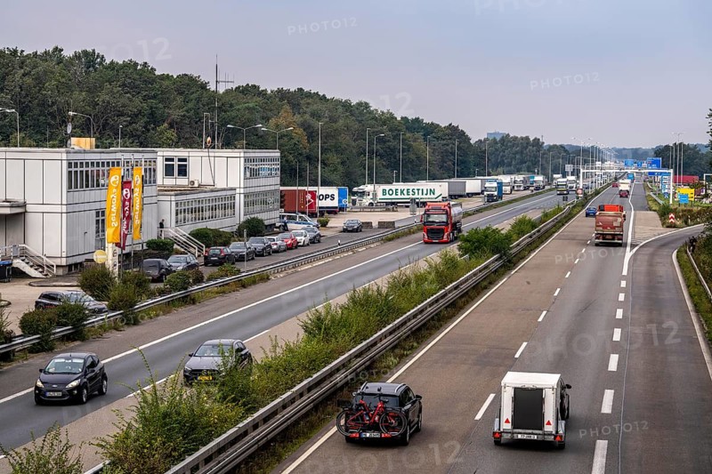 The border crossing Straelen, between Germany and the Netherlands, motorway A40 and A67 in NL, view towards NL, first day of increased border controls against irregular migration, traffic runs normally as usual, North Rhine-Westphalia, Germany, Europe