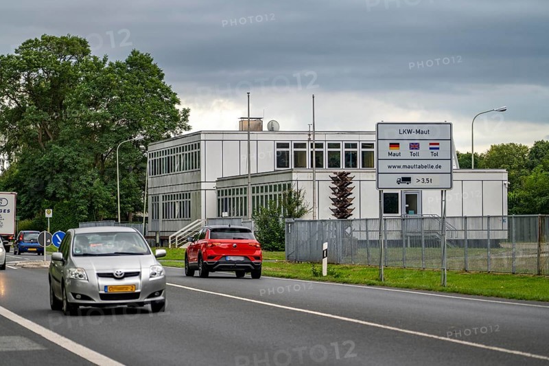 Green border, border crossing Wyler, without controls, former customs building, near Kranenburg, federal road B9, in NL N325, from the Netherlands to Germany, North Rhine-Westphalia, Germany, Europe
