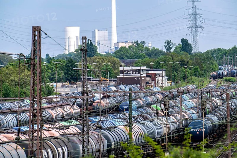 Gelsenkirchen Bismarck marshalling yard, goods trains are assembled and shunted here, tank wagons for transporting chemicals and mineral oil products, in the background the STEAG combined heat and power plant in Herne, North Rhine-Westphalia, Germany, Europe