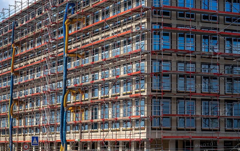 Large construction site, scaffolded shell of an office building complex, air hoses for building ventilation, heating, O-Werk Campus in Bochum, North Rhine-Westphalia, Germany, Europe