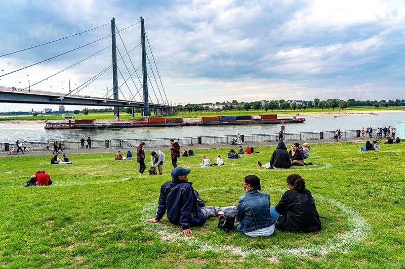 Düsseldorf on the Rhine during the corona crisis, corona circles, to comply with the distance rules, the contact bans, keeping distance is mostly observed, despite many walkers, effects of the corona crisis in Germany