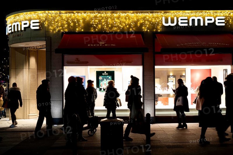 Christmas shopping on Königsallee, Kö, Christmas lights, luxury shops, in the city centre of Düsseldorf, North Rhine-Westphalia, Germany, jeweller, Wempe, Europe