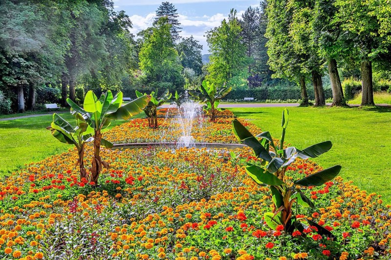 Fountain avenue in the spa gardens, spa town Bad Pyrmont, Lower Saxony state spa, Emmer, Emmertal, Weserbergland, Lower Saxony, Germany, Europe