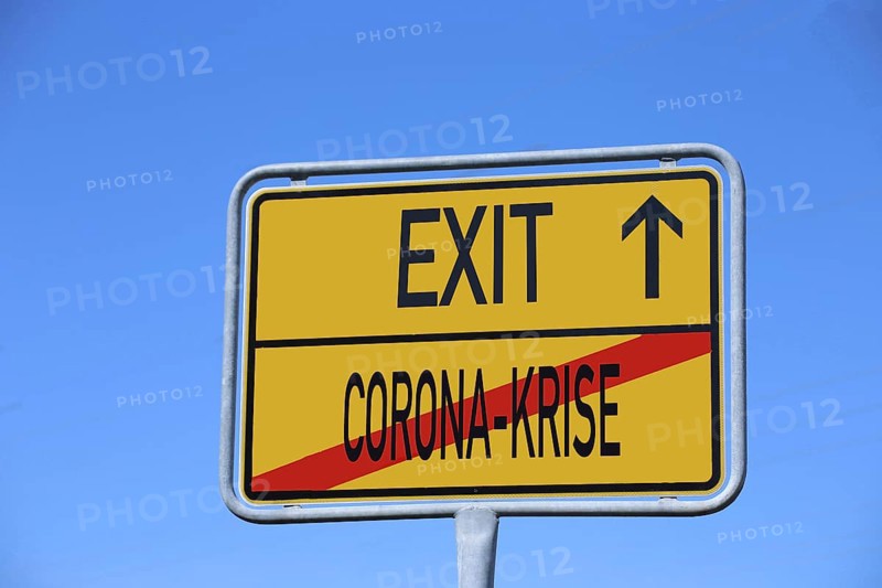 Symbolic image: Town exit sign with the words Coronavirus / Exit