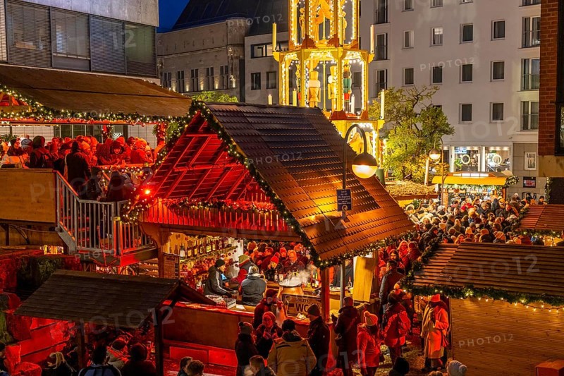 Christmas market at Roncalli Platz am Dom, in the city centre of Cologne, Sunday shopping in Cologne city centre, 1st Advent weekend, North Rhine-Westphalia, Germany, Europe