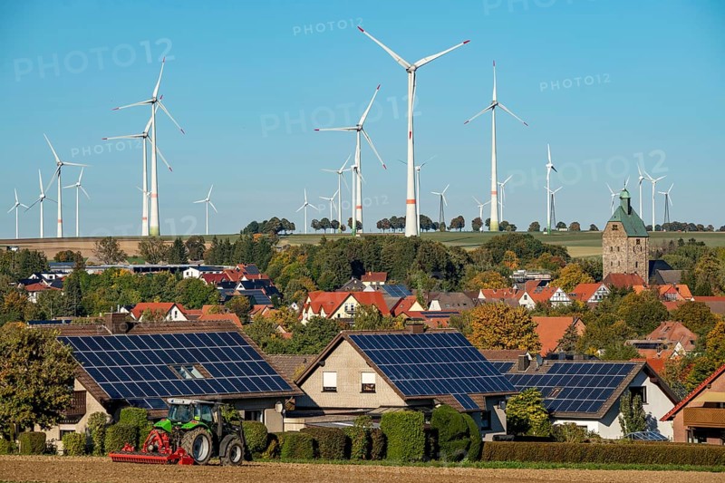 Wind farm above the village of Lichtenau, self-proclaimed energy town, houses with photovoltaic systems on the roofs, Paderborn district, OWL, A North Rhine-Westphalia, Germany, Europe