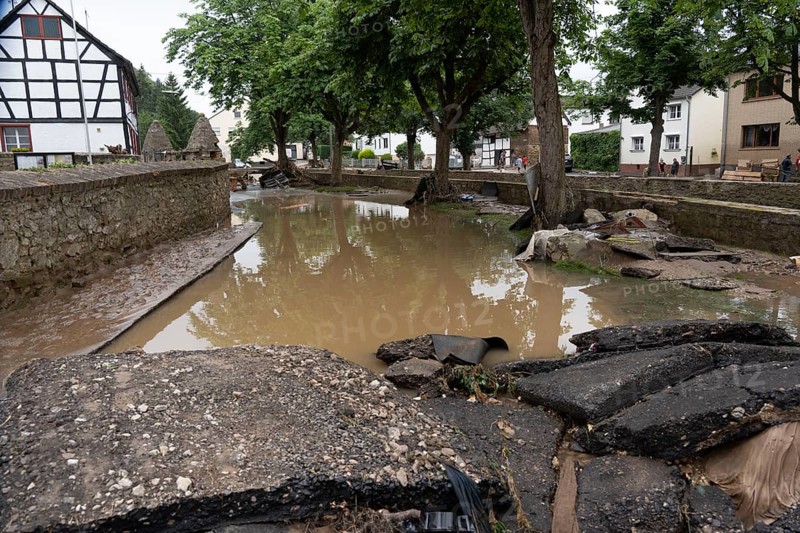 Flood in North Rhine-Westphalia, the village of Iversheim on the Erft was almost completely flooded Damage to almost all buildings and the road, clean-up work, Iversheim, district of Bad Münstereifel, North Rhine-Westphalia, Germany, Europe