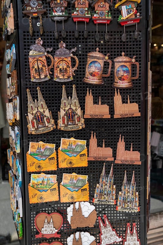 Souvenirs, mementos, shop at Cologne Cathedral, magnets with Cologne motifs, Cologne, North Rhine-Westphalia, Germany, Europe