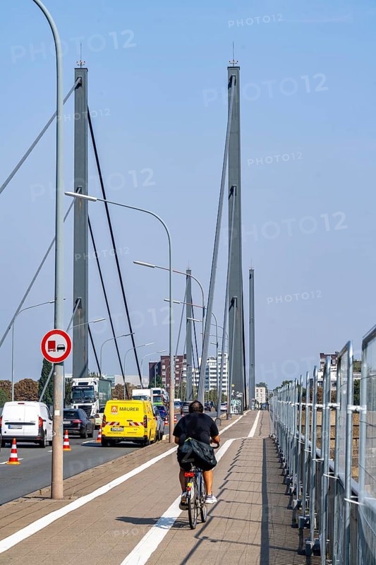 The Theodor-Heuss-Bridge, Rhine crossing, cable-stayed bridge, first road bridge of the so-called Düsseldorf bridge family, is dilapidated, concrete damage, closed to vehicles over 30 tonnes total weight, planning of a new replacement has started, Düsseldorf, North Rhine-Westphalia, Germany, Europe