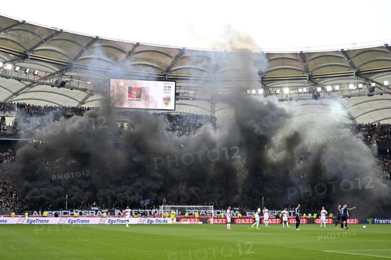 Aktion Schwarze Kurve, VfB Stuttgart Ultras, fans, express protest, black smoke, smoke, Bengalos, pyrotechnics, pyro, fireworks, threatening, Cannstatter Kurve, MHPArena, MHP Arena Stuttgart, Baden-Württemberg, Germany, Europe