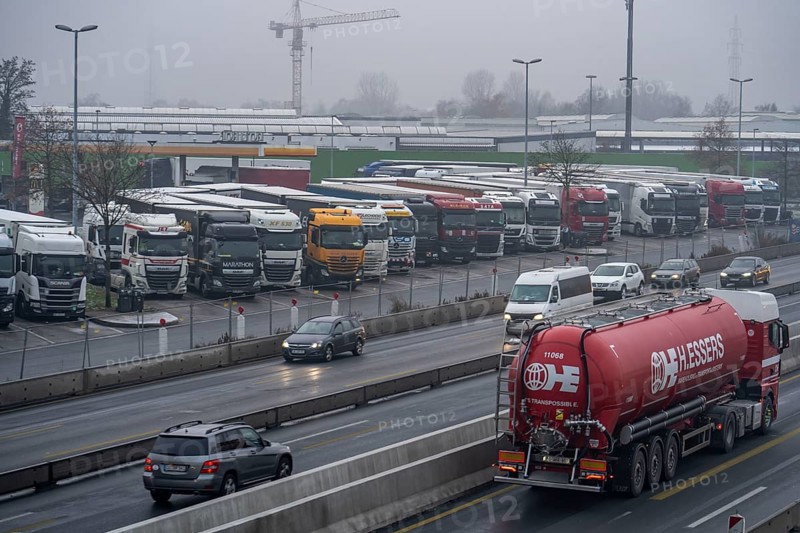 Heavy traffic on the A2 at the Bottrop-Süd service area, overcrowded lorry parking in the evening, Bottrop, North Rhine-Westphalia, Germany, Europe