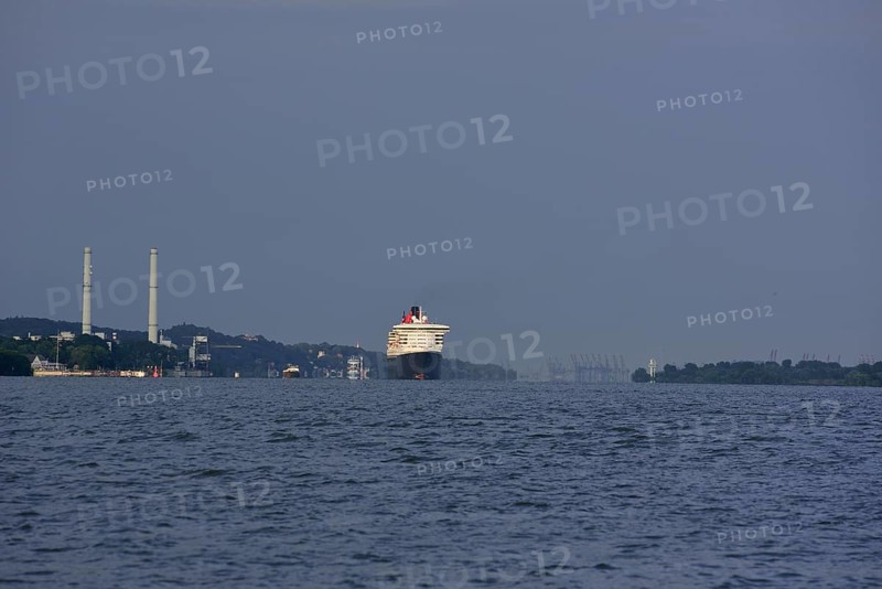 Europe, Germany, Hamburg, Elbe, Passenger ship Queen Mary 2 leaves Hamburg, Evening light, Europe