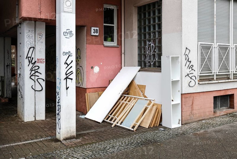 Bulky waste at a house, illegal waste disposal in the Berlin district of Wedding, 15.02.2024