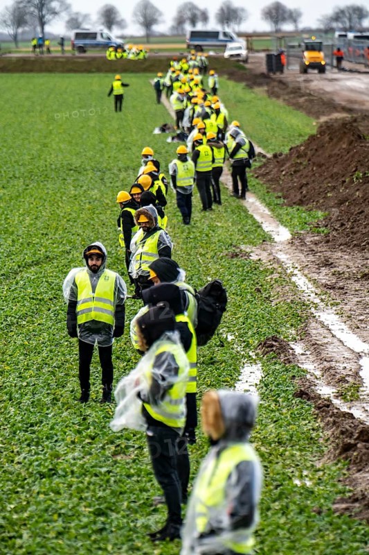 At the hamlet of Lützerath, at the Garzweiler 2 open-cast lignite mine, the RWE Group erects a double-grid fence around the entire area while the police are clearing the occupied camp, Erkelenz, North Rhine-Westphalia, Germany, Europe