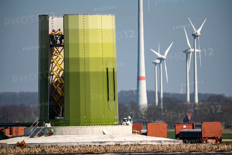 Construction of a wind turbine, Enercon steel pillar, near Kerken, Kleve district, Lower Rhine, North Rhine-Westphalia, Germany, Europe
