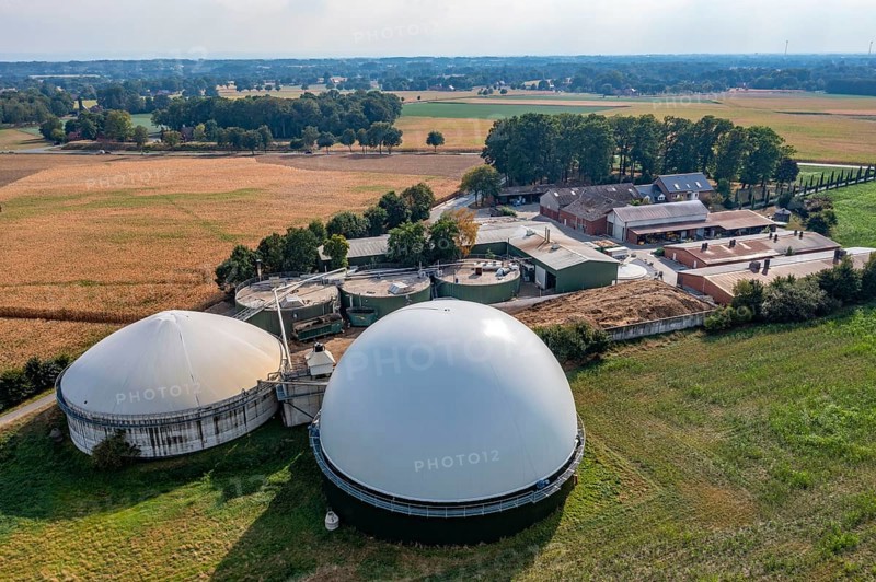 Biogas plant, gas storage, with dome, fermenter tanks for the fermentation process, use of solid manure as energy source, on a farm near Lippling, close to Delbrück in East Westphalia, in the district of Paderborn, 1.5 megawatts of electrical power, production of district heating for homes in the region, North Rhine-Westphalia, Germany, Europe