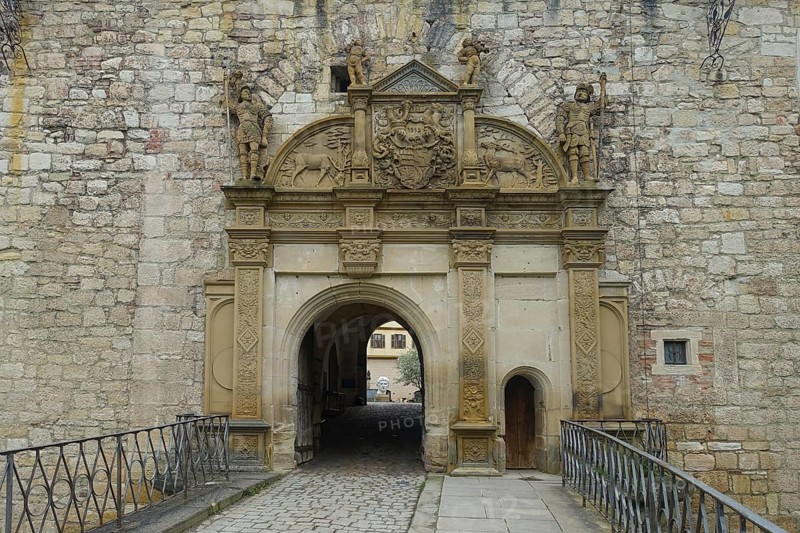 Portal, gate, round arch, bridge, cobblestones, stone figures, coat of arms, relief, decoration, Hohentübingen Palace, Museum of the University of Tübingen MUT, higher education institution, historical building, place of learning, Renaissance complex built in the 16th century, Eberhard Karls University of Tübingen, Tübingen, Baden-Württemberg, Germany, Europe