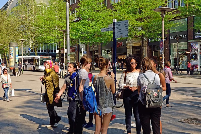 Germany, Hamburg, City, Mönckebergstraße, five young woman in conversation, Hamburg, Hamburg, Federal Republic of Germany, Europe