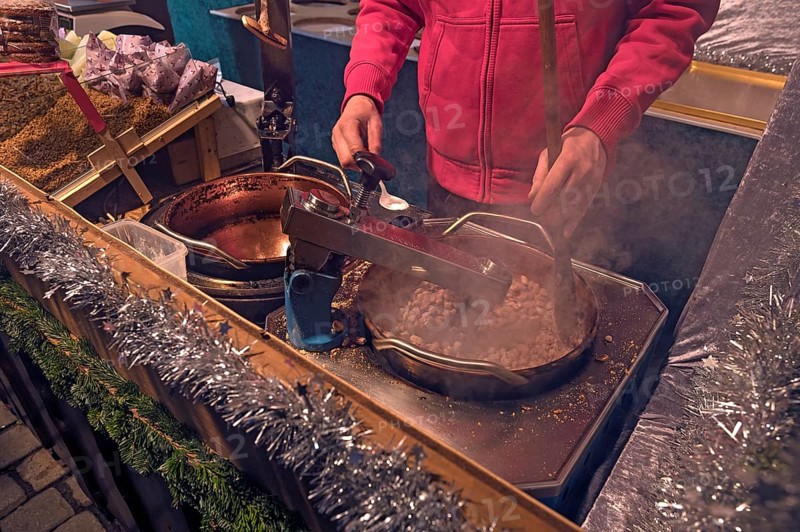 Preparation of roasted almonds at a stall at the Christkindlesmarkt, Nuremberg, Central Franconia, Bavaria, Germany, Europe