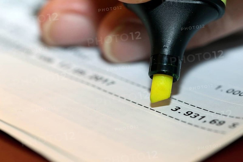 Symbolic image: Bank statement with negative account balance
