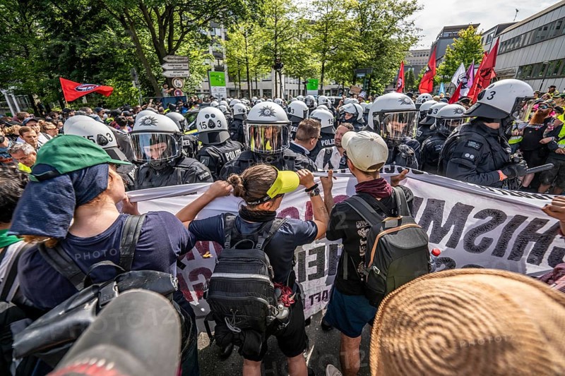 Riots in the run-up to the AFD party conference in Essen, demonstrators try to prevent AFD delegates from entering the Grugahalle, they are led through the demonstrators by a massive police contingent, there were many scuffles, Essen, North Rhine-Westphalia, Germany, Europe