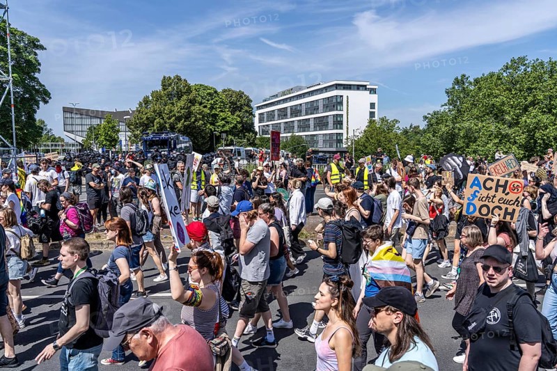Demonstration against the AFD party conference in Essen, several tens of thousands of demonstrators marched from the main railway station to the Grugahalle and on to a rally, Essen, North Rhine-Westphalia, Germany, Europe