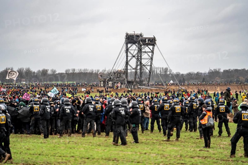 Violent clashes between thousands of demonstrators and the police, after a demonstration against the demolition of the brown coal village of Lützerath, the demonstration participants try to get to the rest of the village, Lützerah, and storm it, the police prevent this with a large contingent of forces, Erkelenz, North Rhine-Westphalia, Germany, Europe