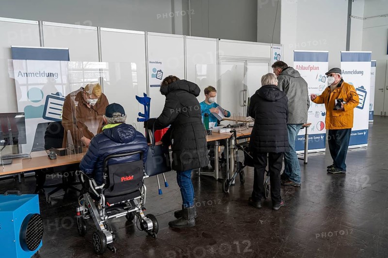 Start in the vaccination centre for corona vaccinations, in a hall of Messe Essen, for people over 80 years of age who do not live in nursing homes, registration area, vaccination routes for a daily vaccination of up to 2400 people, operated by the Association of Statutory Health Insurance Physicians, Essen, North Rhine-Westphalia, Germany, Europe