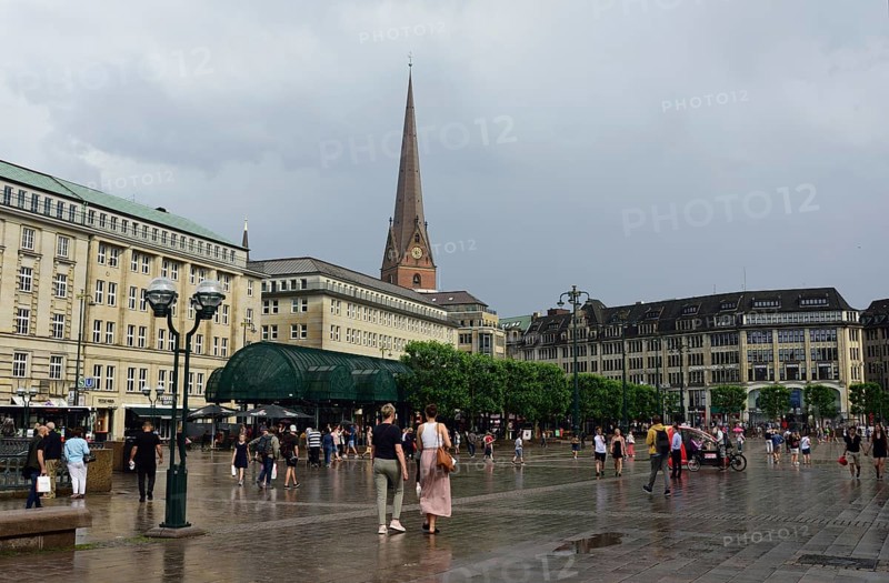 Europe, Germany, Hamburg, Rathausmarkt, Passers-by in the rain, Hamburg, Hamburg, Federal Republic of Germany, Europe