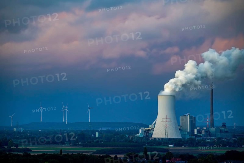 Cooling tower of the Duisburg-Walsum coal-fired power plant, operated by STEAG and EVN AG, 181 metres high, power plant unit 10, water vapour cloud, wind farm on the Lohberg slagheap, Dinslaken, Duisburg, North Rhine-Westphalia, Germany, Europe