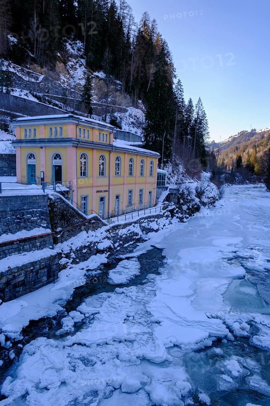 Fontana Carola healing spring, Tarasp drinking hall on the Inn or En, Nairs near Scuol in winter, with ice floes, Engadin, Graubünden, Switzerland, Europe