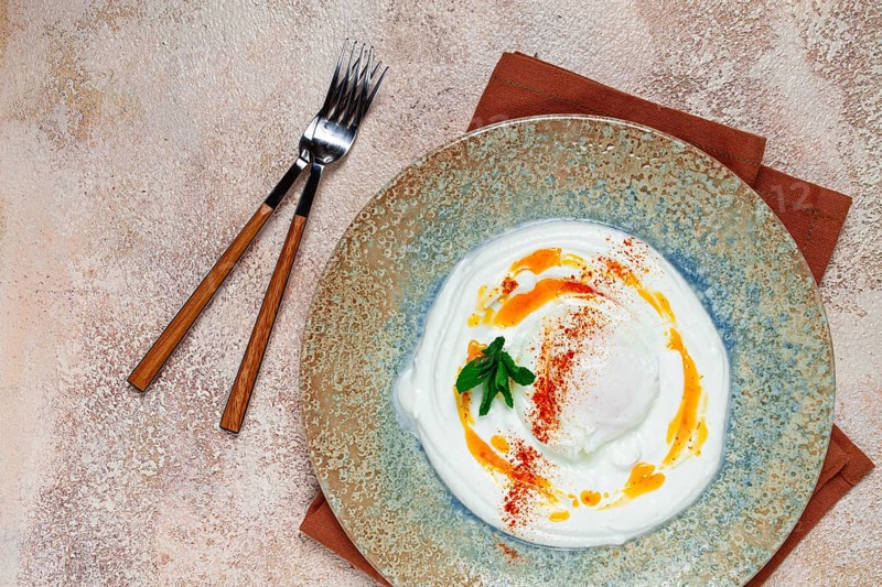 ?ilbir, traditional Turkish breakfast, Turkish eggs with yogurt and butter, homemade, no people