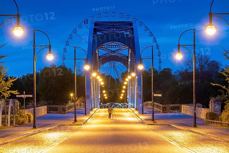 Star bridge, behind it Ferris wheel, blue hour, Magdeburg, Saxony-Anhalt, Germany, Europe